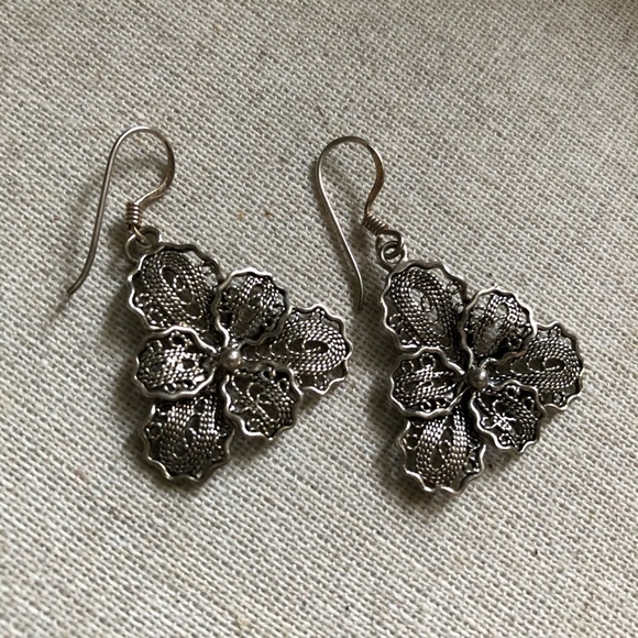 Silver engraved flower earrings - Picture 1 of 5